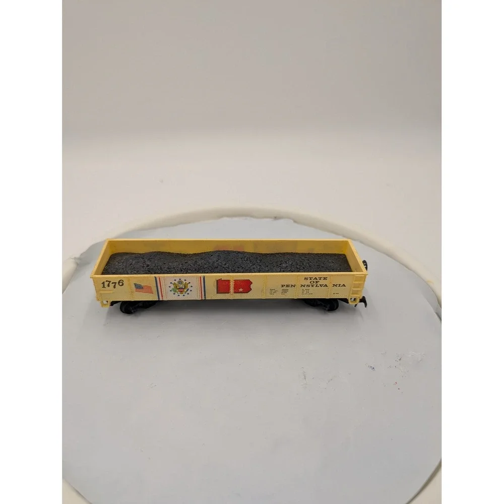 HO‎ Scale Pennsylvania Bicentennial 1776 Gondola Car with Coal Load Cream